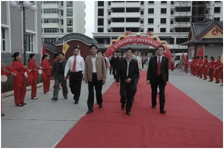 參加全省重大工業(yè)項(xiàng)目流動(dòng)現(xiàn)場會(huì)的代表參觀仁和集團(tuán)