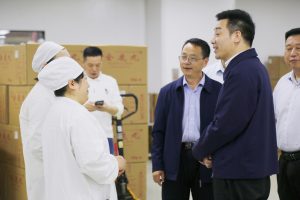 羅功成市長看望慰問仁和集團勞模代表