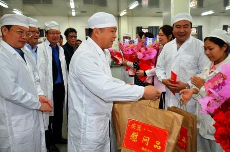 1461899119225022178.jpg 樟樹市領導2016五一節前夕走訪慰問 (1).jpg