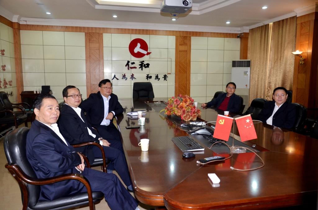 仁和集團(tuán)干部員工認(rèn)真收聽收看十九大開幕盛況 (1).jpg