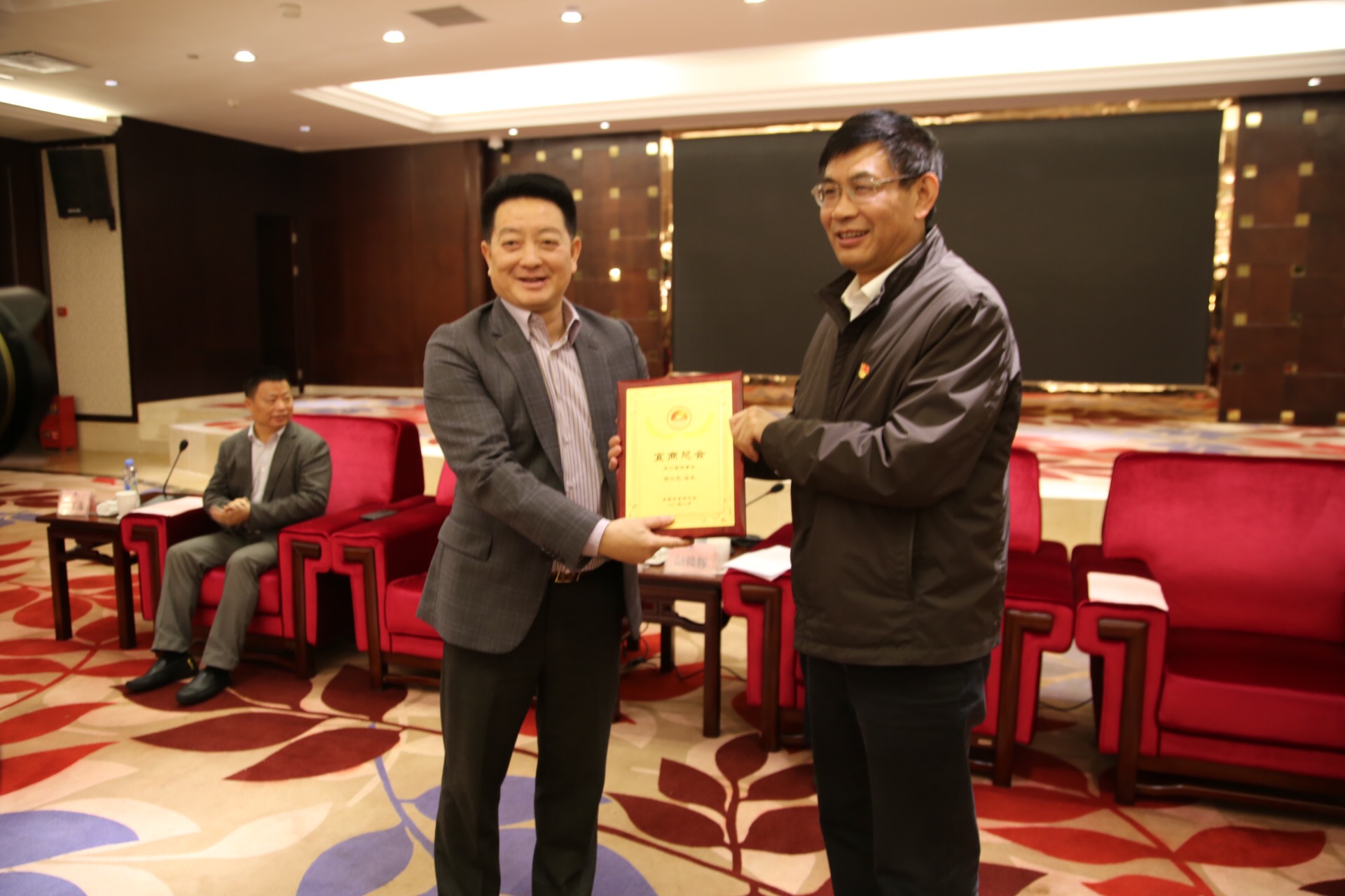 楊文龍董事長再次當(dāng)選為宜春市宜商總會會長 (1).jpg