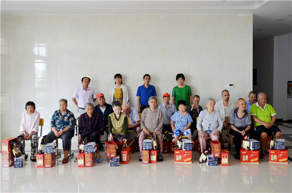 送上愛(ài)心關(guān) 愛(ài) 迎接端午佳節(jié).jpg