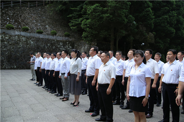 緬懷革命先烈 接受紅色教育2.jpg